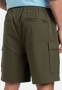 Olivengrønne cargo-shorts med en avslappet passform, elastisk midjebånd og to sidelommer. Stoffet har en jevn tekstur og et holdbart design.