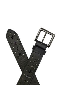 Cintura in pelle nera con borchie argento e forme decorative, caratterizzata da una fibbia metallica rettangolare. Superficie leggermente texturizzata.