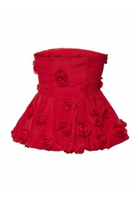 Rød stroppeløs kjole med smocket bodice. Har tredimensionelle rose-applikationer og en udvidet nederdel. Fremstillet af satinstof.