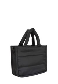 Borsa tote nera imbottita con due manici superiori, caratterizzata da una texture liscia e opaca e da cuciture verticali sul davanti. Chiusura a zip laterale.