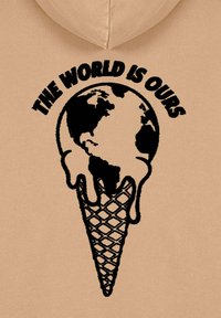 Felpa beige con una grafica nera di un globo che si scioglie sopra un cono, con il testo "IL MONDO È NOSTRO" sopra il design.