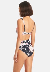 Bikini a vita alta in navy con motivo floreale rosa. Dotato di spalline regolabili e un fermo sicuro sulla schiena. Tessuto dalla superficie liscia.