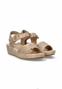 Sandalias de cuña beige con parte superior perforada, correa ajustable con hebilla, material suave, diseño de punta abierta y plantilla texturizada para mayor confort.