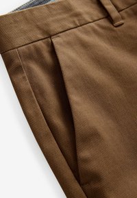 Next REGULAR FIT STRAIGHT LEG STRETCH - Pantaloni chino - tan brown