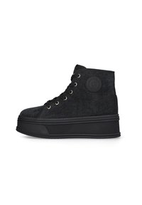 Baskets montantes noires à plateforme avec tissu texturé, lacets à l'avant et patch logo rond sur le côté, vues de l'extérieur.
