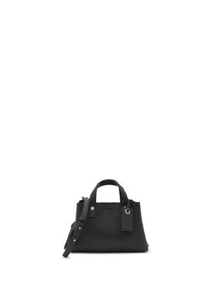 Czarna skórzana torebka z dwoma krótkimi uchwytami, regulowanym paskiem na ramię i zawieszką z logo na białym tle.