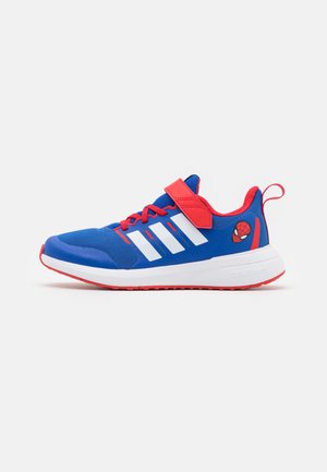 Scarpe sportive blu con design a tre strisce bianche, dettagli rossi, cinturino in Velcro e logo di Spider-Man sul tallone. Parte superiore in mesh leggero.