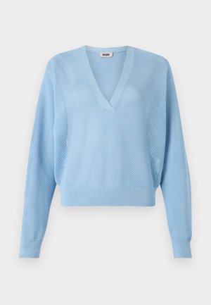 Gaiši zils adīts džemperis ar V veida kaklu un garām piedurknēm. Visā virsmā ir teksturēta sietveida raksts, ar ribotām aprocēm un apakšmalu.