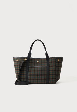 Sac fourre-tout avec motif écossais vert foncé et marron, poignées noires, poche avant à bouton pression, et bandoulière noire amovible.