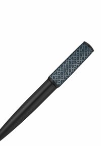 Černé pero s texturovaným modrošedým úchopem s geometrickým vzorem, který se rozšiřuje do hladkého zužujícího se těla. Hlava má zaoblený konec.