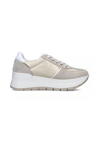 Sneaker sportivo beige con pelle scamosciata e tessuto metallico intrecciato. Presenta una suola e lacci bianchi, con punta arrotondata e tacco ammortizzato.