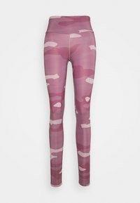 Legginsy w różowym kamuflażu, z wysokim stanem i gładkiego, elastycznego materiału o matowym wykończeniu.