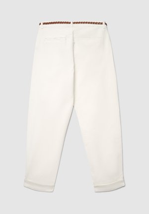 Pantaloni bianchi a vestibilità rilassata, con cintura intrecciata marrone, due tasche posteriori e orli risvoltati. Tessuto liscio senza motivi visibili.