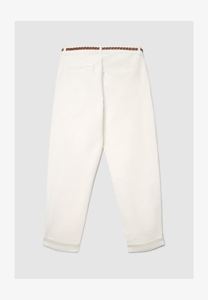 Pantaloni bianchi a vestibilità rilassata, con cintura intrecciata marrone, due tasche posteriori e orli risvoltati. Tessuto liscio senza motivi visibili.