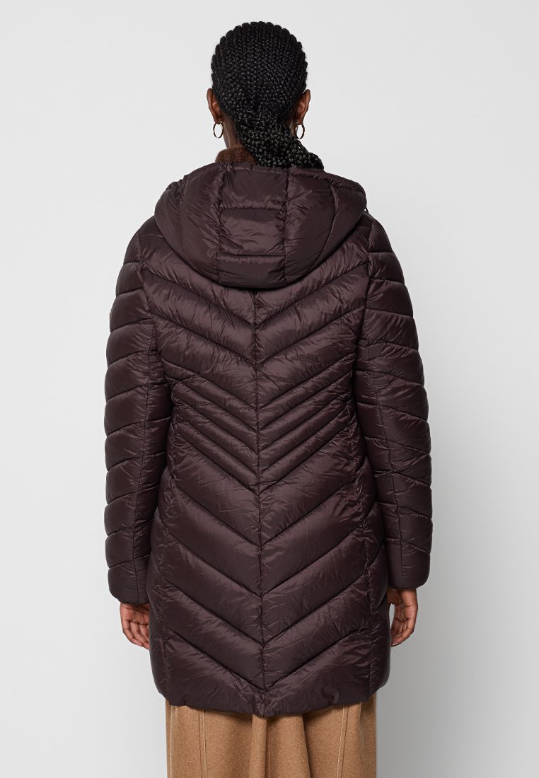 Ciemnobrązowa kurtka puchowa z kapturem, z chevronowym pikowaniem i gładką teksturą. Średniej długości, z elastycznymi mankietami i bocznymi kieszeniami.