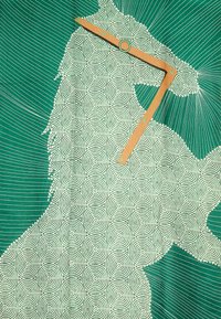 Orologio con sfondo verde, caratterizzato da un motivo circolare bianco e linee radiali. Lancette delle ore e dei minuti in legno di colore a contrasto.