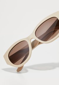 Lacoste Akiniai nuo saulės - sand