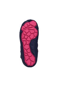 Podeszwa buta ma solidny design z różowym, teksturowanym wzorem na ciemnoniebieskiej bazie, zaprojektowana dla lepszej przyczepności na różnych powierzchniach.