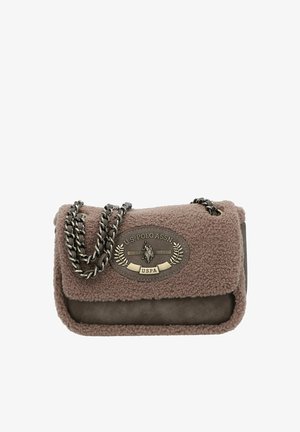 Bruine handtas van U.S. Polo Assn. met een zachte fleece textuur, kettingbandje en een ovale logopatch op de voorflap.