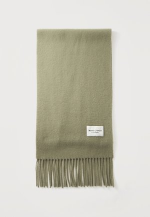 Écharpe en laine vert olive clair avec des franges aux extrémités et une étiquette rectangulaire blanche portant l'inscription Marc O’Polo.