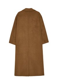 Lang brun frakke lavet af blødt stof med lige snit, brede ærmer og flot krave. Glat tekstur med et minimalistisk design.