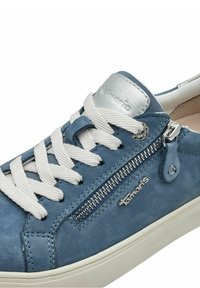 Baskets décontractées bleues avec lacets blancs, fermeture éclair latérale, logo de marque argenté et col rembourré avec étiquette argentée sur la languette.