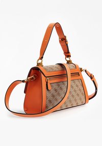 Orange læder taske med et mønstret tan farvet stofområde, gyldent hardware, top håndtag og justerbar skulderrem.