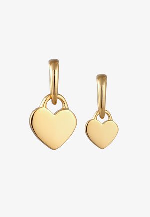 Zwei goldene herzförmige Vorhängeschlossanhänger mit glatten Oberflächen, jeweils an einem polierten goldenen Ring hängend, vor weißem Hintergrund.