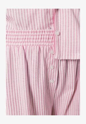 Roze en wit gestreepte stof met verticale strepen, met een geplooide elastische naad en een rij witte knopen langs de rand.