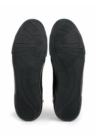 Czarne gumowe podeszwowe sneakersy z teksturowanym wzorem gripu i brandingiem Tommy Hilfiger, charakteryzujące się gładkim, zaokrąglonym kształtem i podkreślonymi krawędziami.