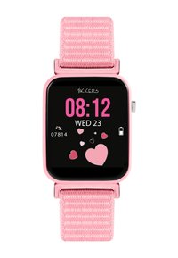 Smartwatch met een vierkant zwart touch screen dat de tijd en harten weergeeft, gecombineerd met een zachte roze gevlochten nylon strap en metalen accenten.
