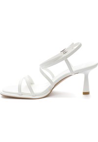 Weiße High-Heels-Sandaletten mit quadratischer Zehenpartie, ausgestattet mit dünnen Riemen und einem Knöchelriemen mit Schnalle. Hergestellt aus glattem, glänzendem synthetischen Material mit minimalistischem Design.