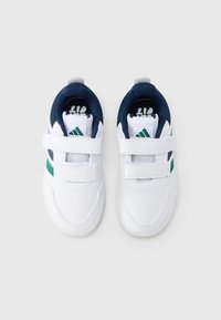 Białe trampki z akcentami w kolorze granatowym i zielonym, wykonane z gładkiego materiału syntetycznego, z paskami na rzep oraz wyściełanym kołnierzem.