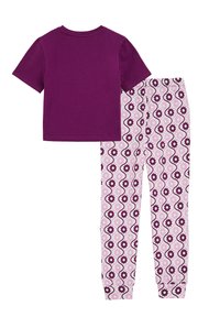 Camiseta de algodón morada de manga corta, combinada con leggings de patrón rosa y blanco que presentan diseños florales y líneas onduladas.