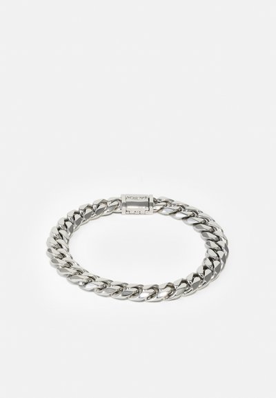 Bracelet en chaîne à maillons épais en argent avec un mécanisme de verrouillage à fermoir rectangulaire sur fond blanc.
