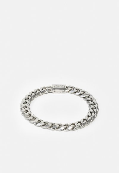 Bracelet en chaîne à maillons épais en argent avec un mécanisme de verrouillage à fermoir rectangulaire sur fond blanc.