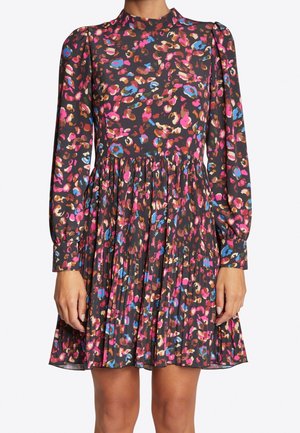 Langærmet plisseret kjole med farverigt abstrakt blomsterprint i pink, blå og brun på sort baggrund.