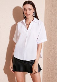 LELA LOOSE FIT - Camicetta - white