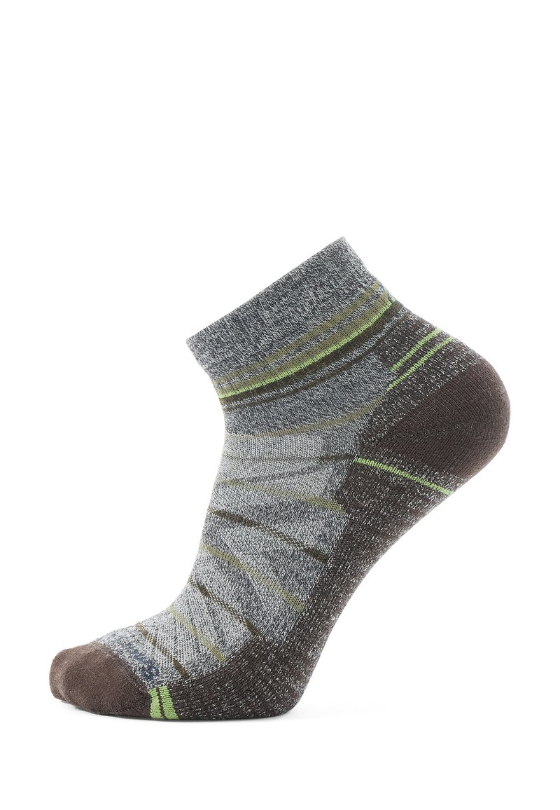 Calcetín corto de tobillo con un patrón gris y marrón, que presenta franjas de acento verdes. Fabricado con un tejido suave y texturizado para mayor comodidad y durabilidad.