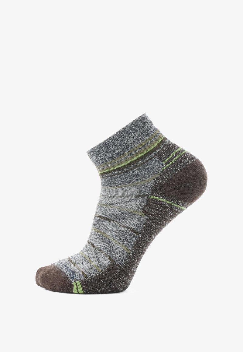 Calcetín corto de tobillo con un patrón gris y marrón, que presenta franjas de acento verdes. Fabricado con un tejido suave y texturizado para mayor comodidad y durabilidad.