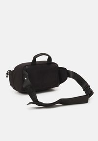 Borsa a tracolla nera con tessuto testurizzato, forma rettangolare, manico superiore, tracolla regolabile e scomparto con zip.