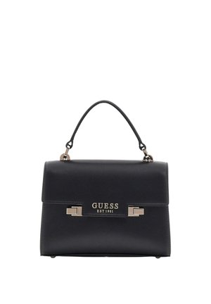 Sac à main Guess noir avec poignée supérieure, forme rectangulaire, fermoirs à tourniquet argentés et logo "GUESS EST 1981" sur le rabat avant.