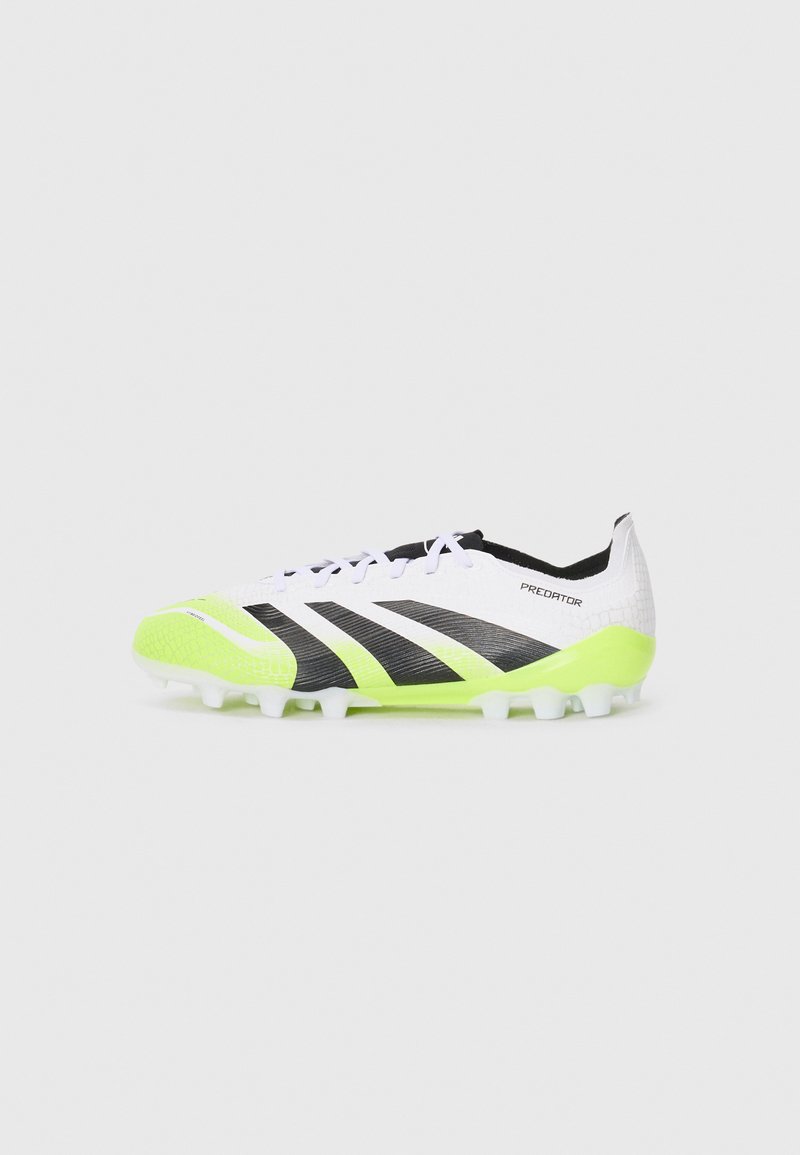 Witte en zwarte voetbalschoenen met neon groene accenten, gestructureerde bovenkant, zes witte noppen en een modern, gestroomlijnd ontwerp.