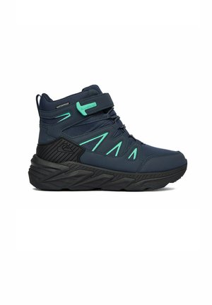 Marineblå vandtæt højtop-sneaker med sort sål og grønne accenter, med velcrorem og meshdetaljer.