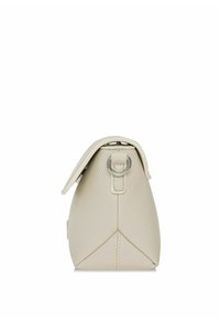 Jasnobeżowa skórzana torebka o trójkątnym kształcie, z klapą, srebrnym okrągłym okuciem i fakturowaną powierzchnią.