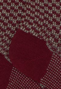 Tessuto lavorato a maglia color bordeaux con un motivo testurizzato che include fili grigio chiaro. Comprende un bordo liscio e solido di colore bordeaux.