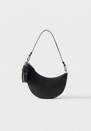 Schwarze halbmondförmige Handtasche mit abnehmbarem Riemen und kleinem Reißverschlussfach an der Seite, texturierte Lederoberfläche.