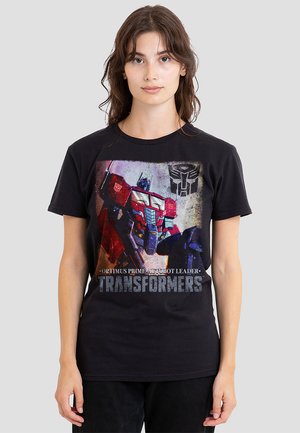 Schwarzes Baumwoll-T-Shirt mit einem Grafikdesign von Optimus Prime, akzentuiert mit Rot- und Blautönen, und dem Text "TRANSFORMERS" in fetter grauer Schrift.