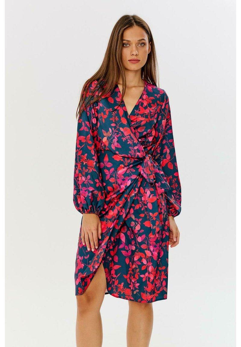 Květinové šaty s volánkovými rukávy, v odstínech námořnické modři se vzory růžových a červených listů, stažené v pase pro přiléhavou siluetu.