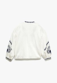 Hvid tekstureret bluse med lange puffede ærmer. Har marineblå broderede detaljer på manchetterne og halsudskæringen. Firkanthulsdesign.